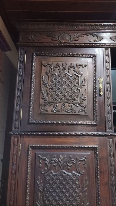 Roupeiro uma cadeira 2 mesinhas e um espelho