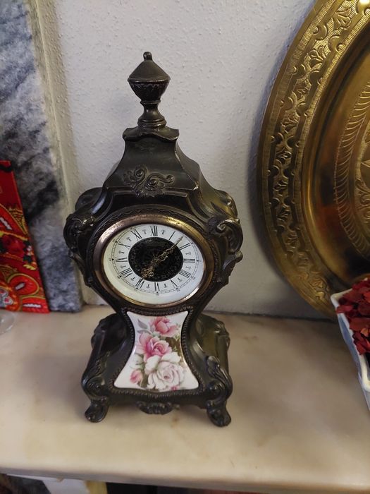 Relógio de mesa. Não funciona