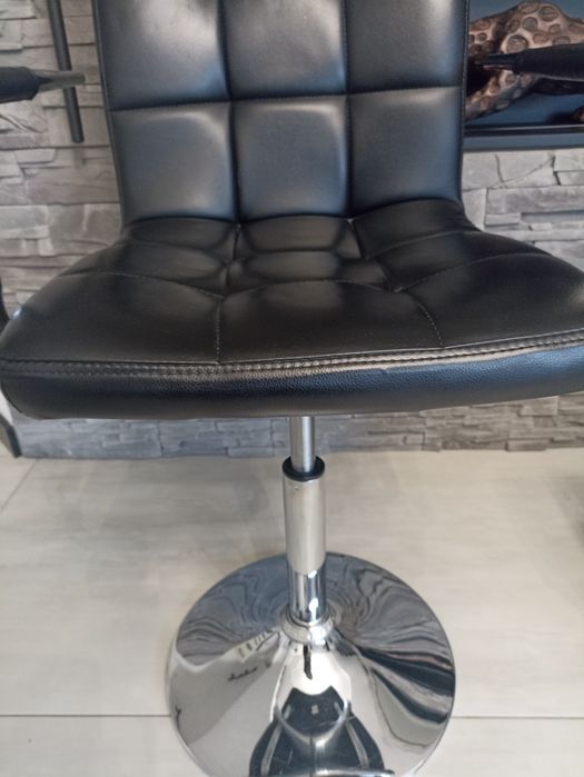 Krzesło czarne obrotowe pikowane ekoskóra