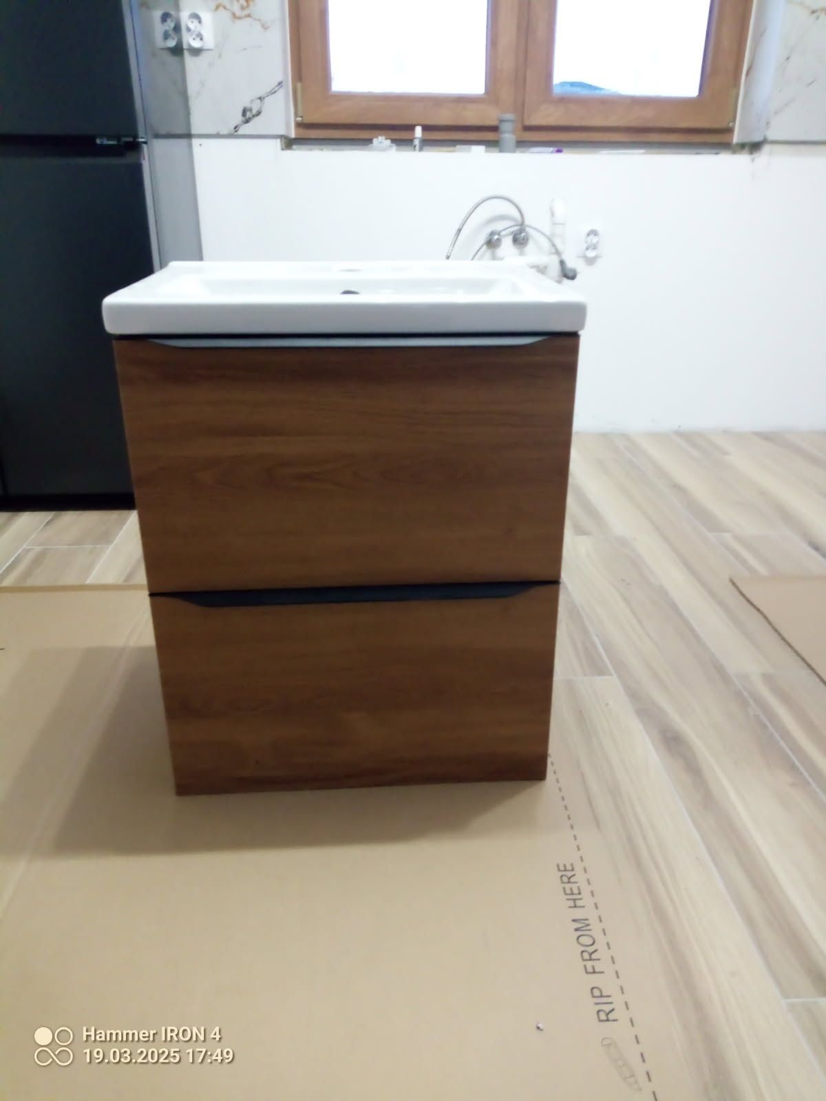Szafka wisząca z umywalką Goodhome