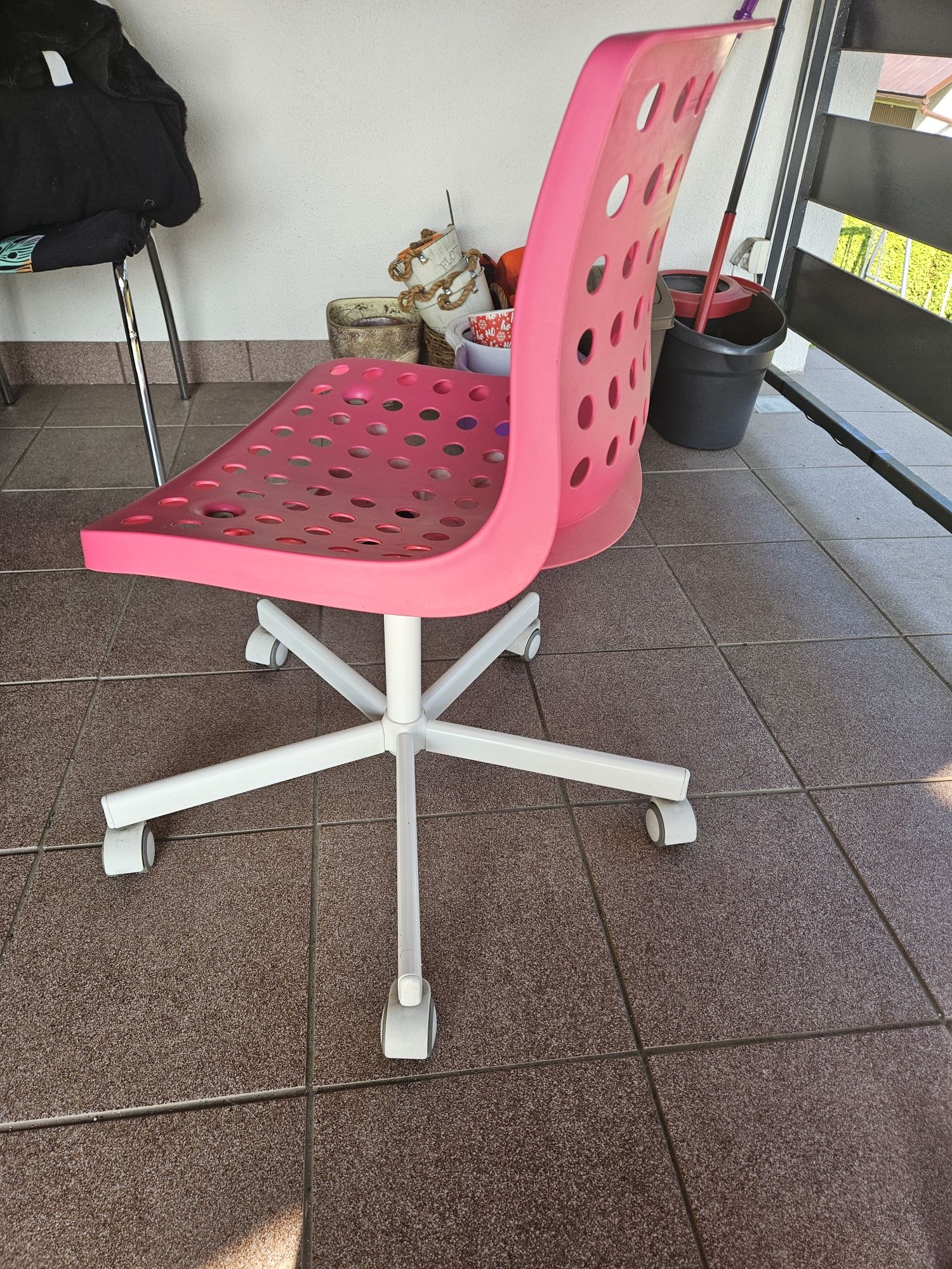 Stołek obrotowy dla dziewczynki ikea