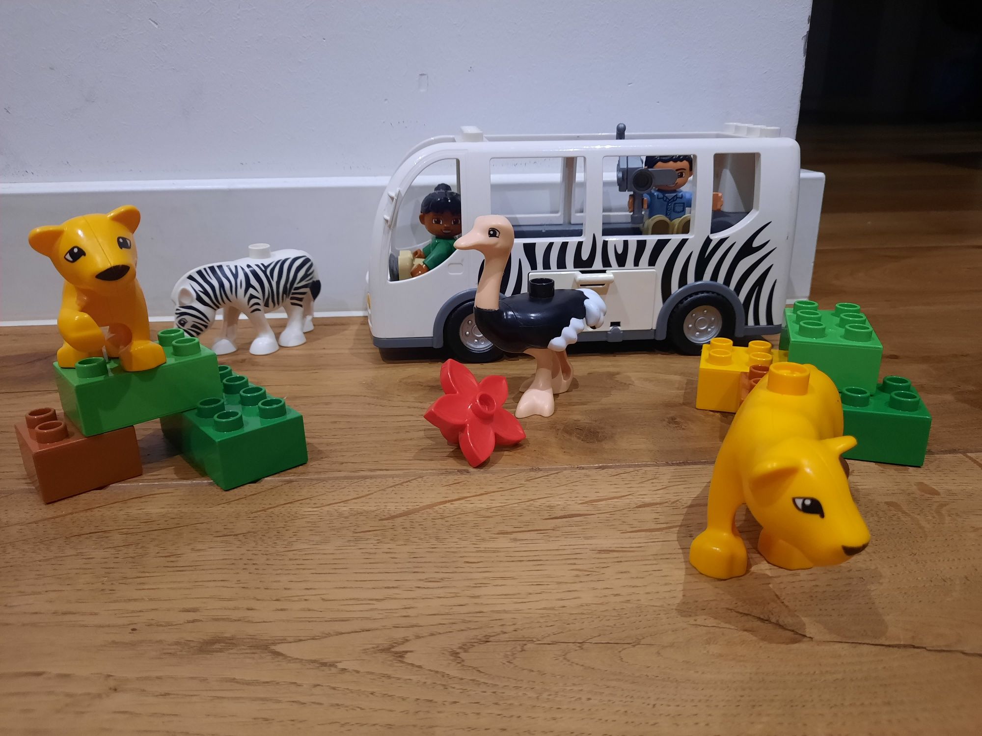 Lego duplo safari bus