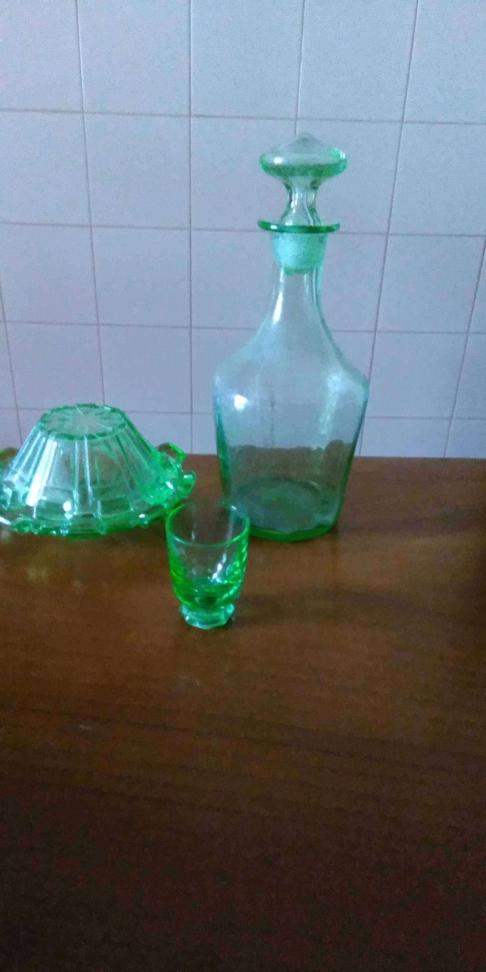 Garrafa copo e tigela em vidro verde