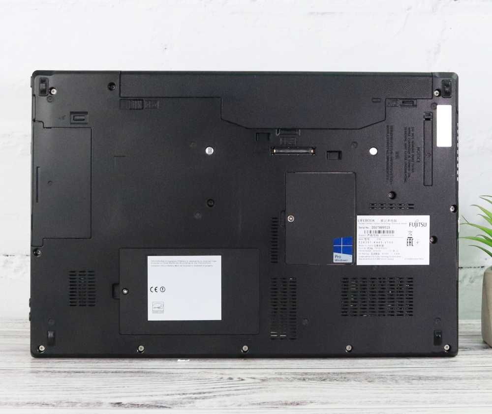 Ноутбук 15.6" Fujitsu LifeBook E756 i3-6100U 8Gb RAM 256Gb SSD FullHD