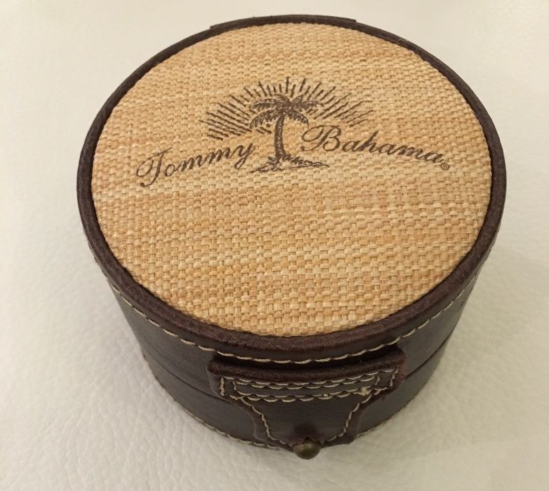 Relógio Tommy Bahama novo em rodium com caixa quartz