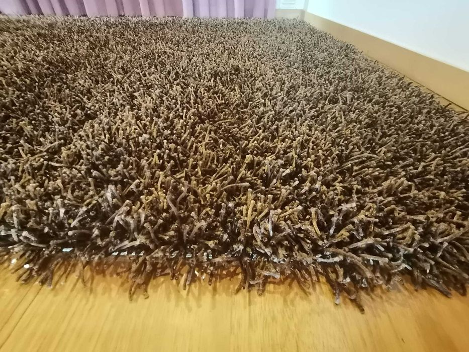 2 Tapetes Decorativos (tons de castanho e bastante robusto)