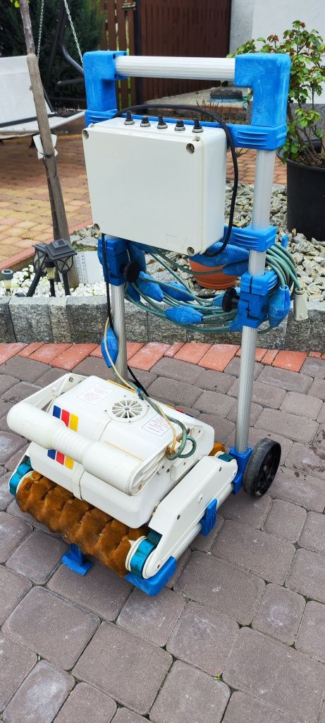 Robot, odkurzacz do basenu Dinotec.