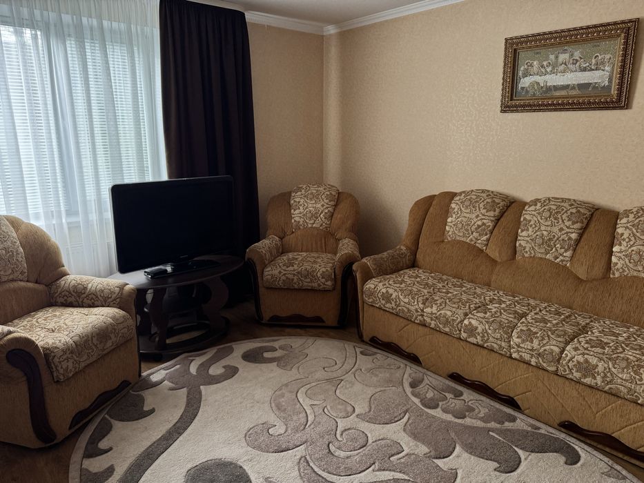 Продаю комплект: диван + 2 крісла