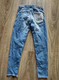 Spodnie jeansowe Zara 140 z koronkową kieszenią i dziurami