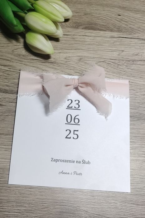 Zaproszenia ślubne z szyfonową wstążką