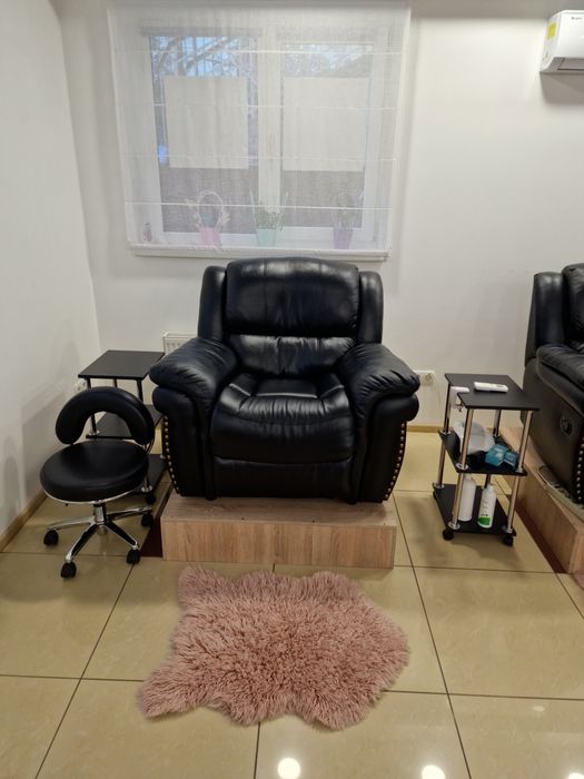 Для мастеров маникюра/педикюра места в аренду. Свет постоянно.