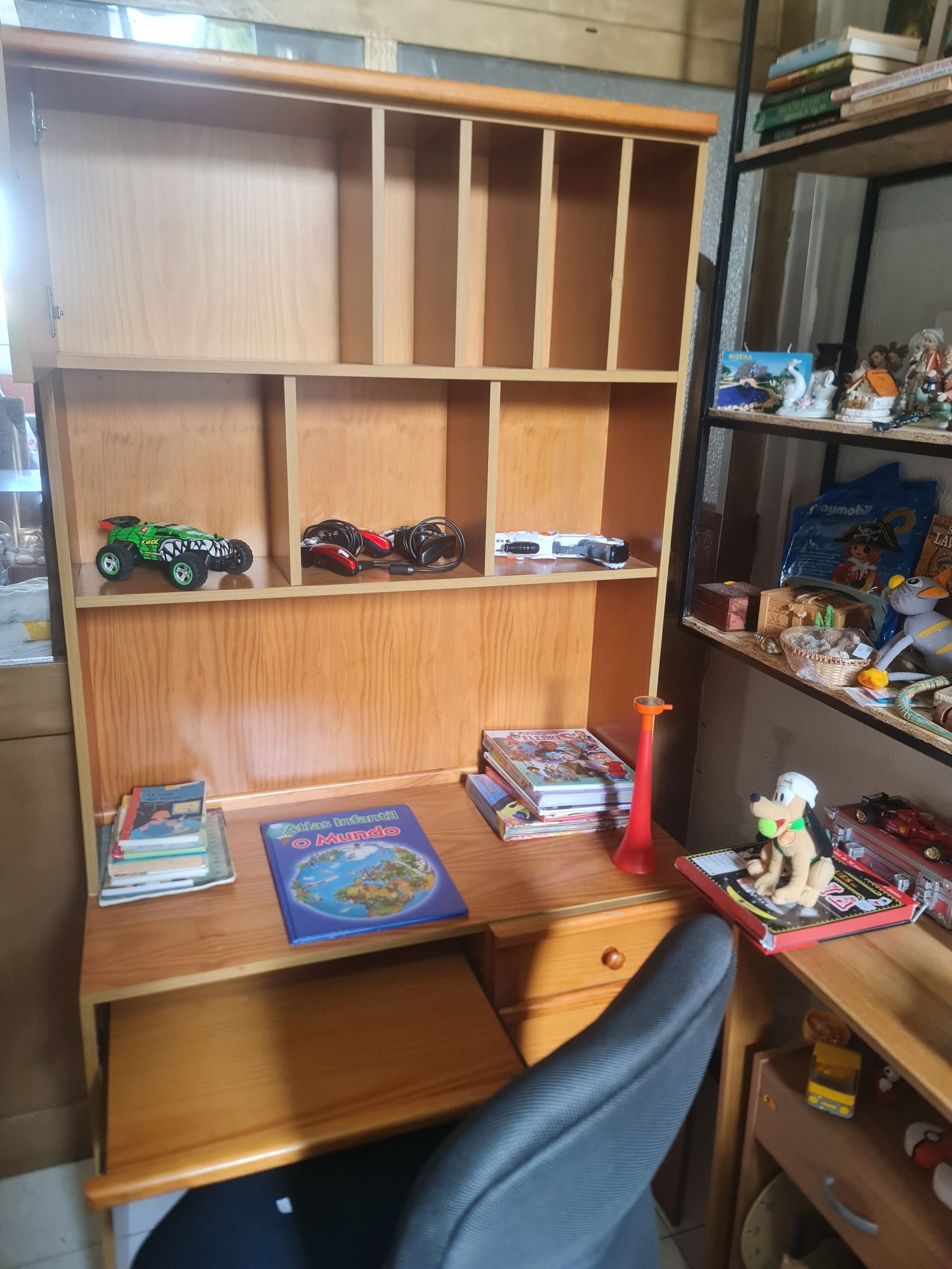Vendo secretária com cadeira