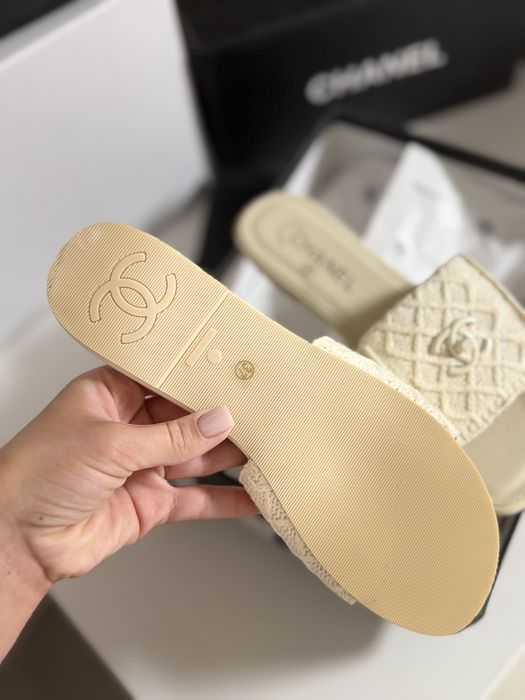 Шльопанці Chane** молочного кольору 36-39