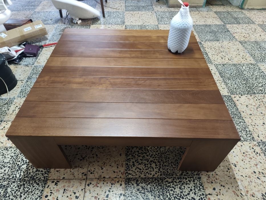 Mesa de centro em madeira maciça de kambala escura (iatanza) África.