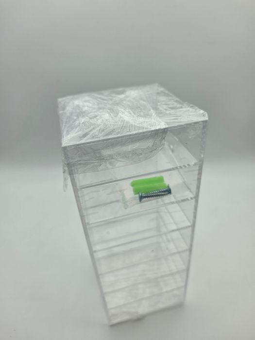 Akrylowa gablota ekspozycyjna.