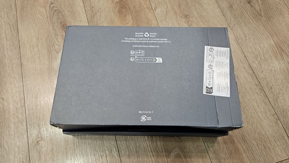 Karton po butach new balance NB U9060WHT 37