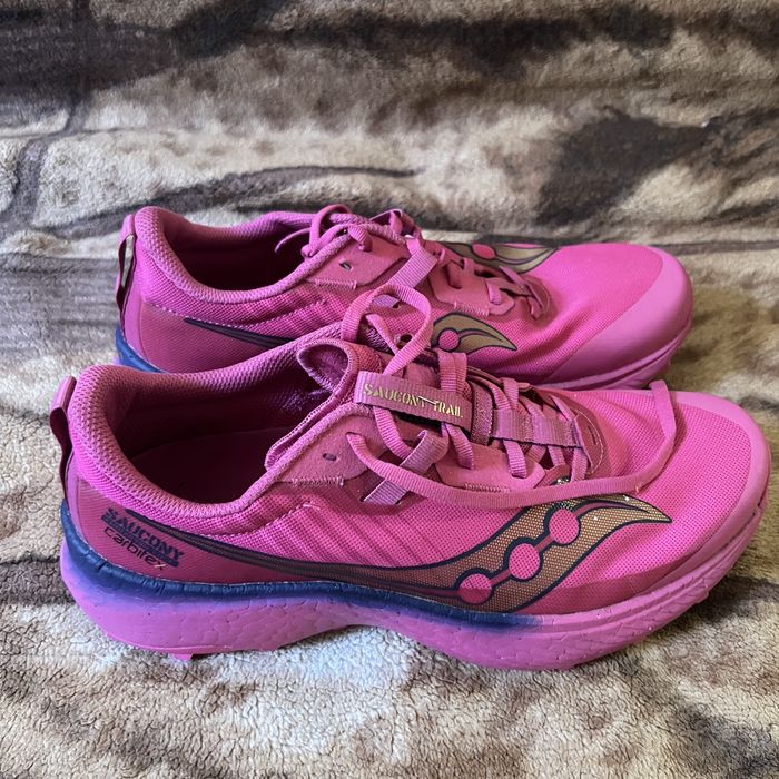 Чоловічі кросівки Saucony Endorphin Edge Carbitex 44 розмір, рожеві