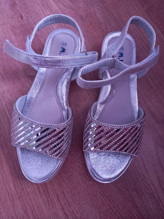 Нові, нарядні 35 розмір