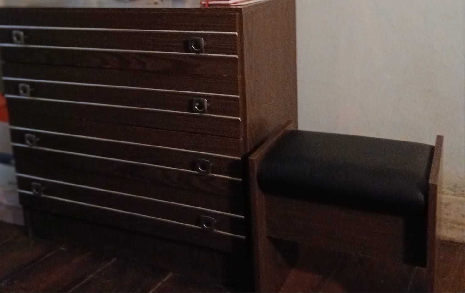 Cómoda e um banco de quarto