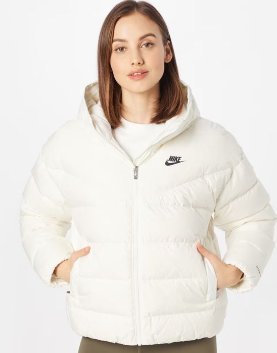 Куртка жіноча Nike Sportswear Storm-Fit Windrunner XS