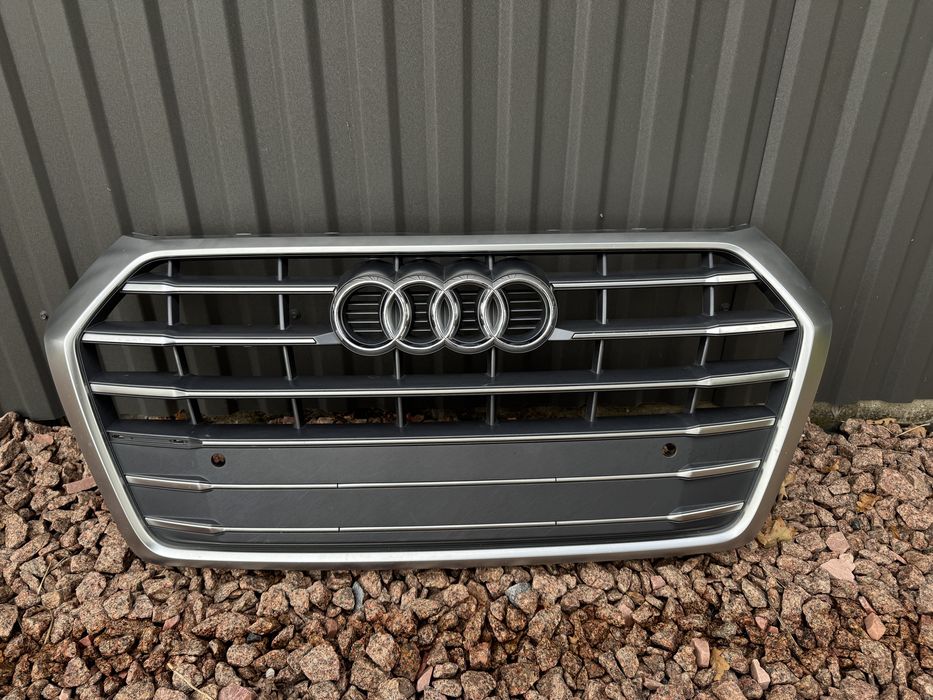 Решітка радіатора AUDI Q5 80a