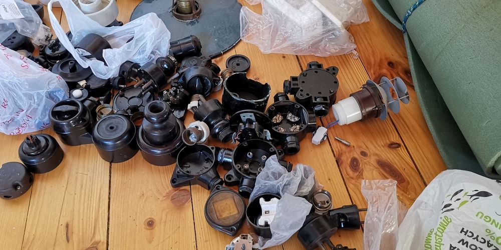 Nowe Ebonitowe gniazda, oprawy akcesoria elektryczne ok 20kg lata 40-8