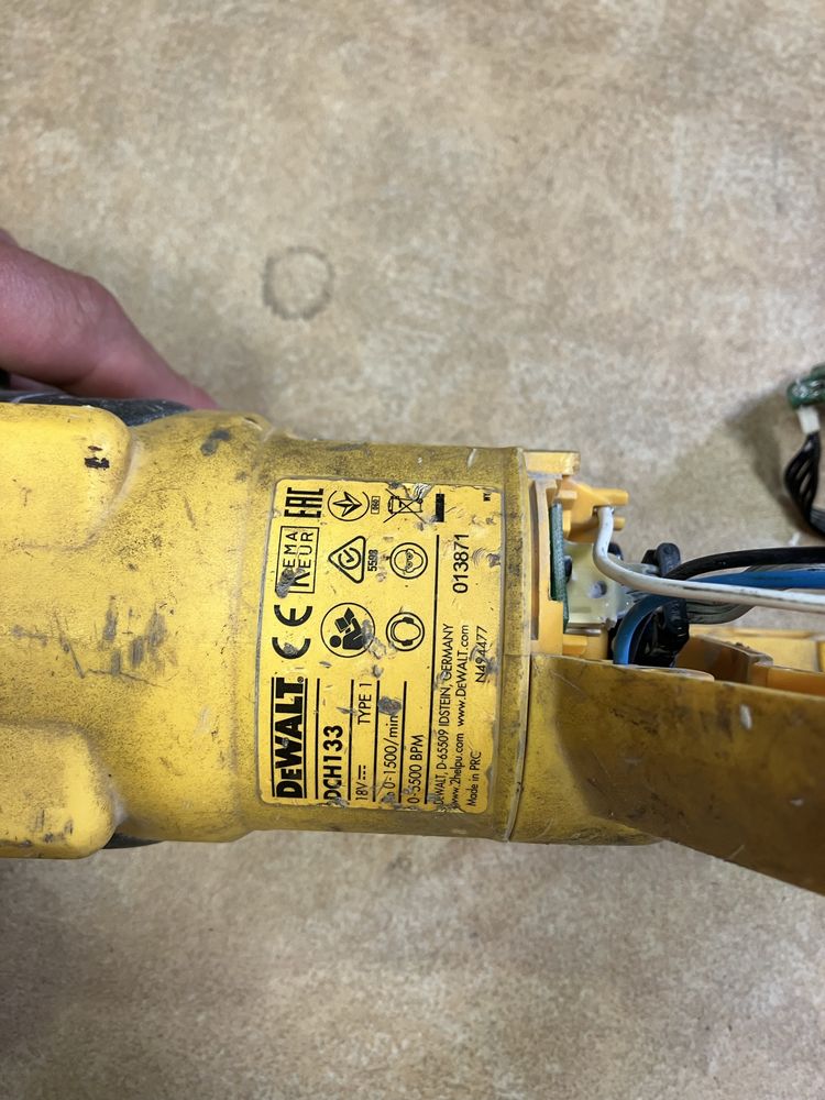 Dewalt DCH133 uszkodzona na częsci