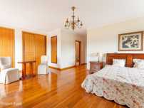 Apartamento T4 com vista mar, arrecadação, varanda e duas Garagens Box
