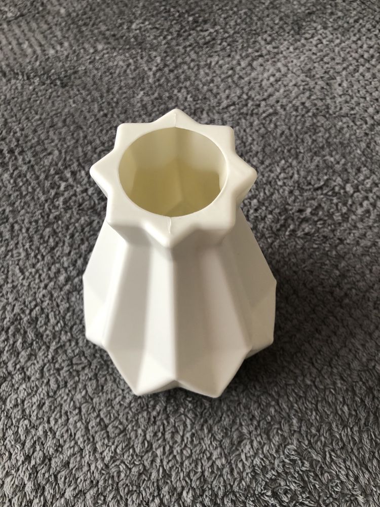 Biały wazon plastikowy