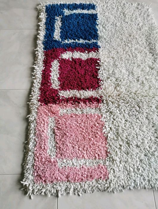 Tapete branco com azulão e branco