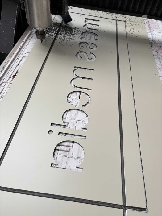 Kasetony Litery Led Ledony Frezowanie Dibond plexi montaż reklam