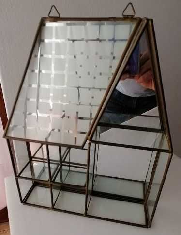 Expositor em vidro e latão, forma de casa