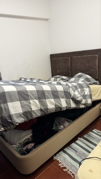 Cama com colchão e cabeceira