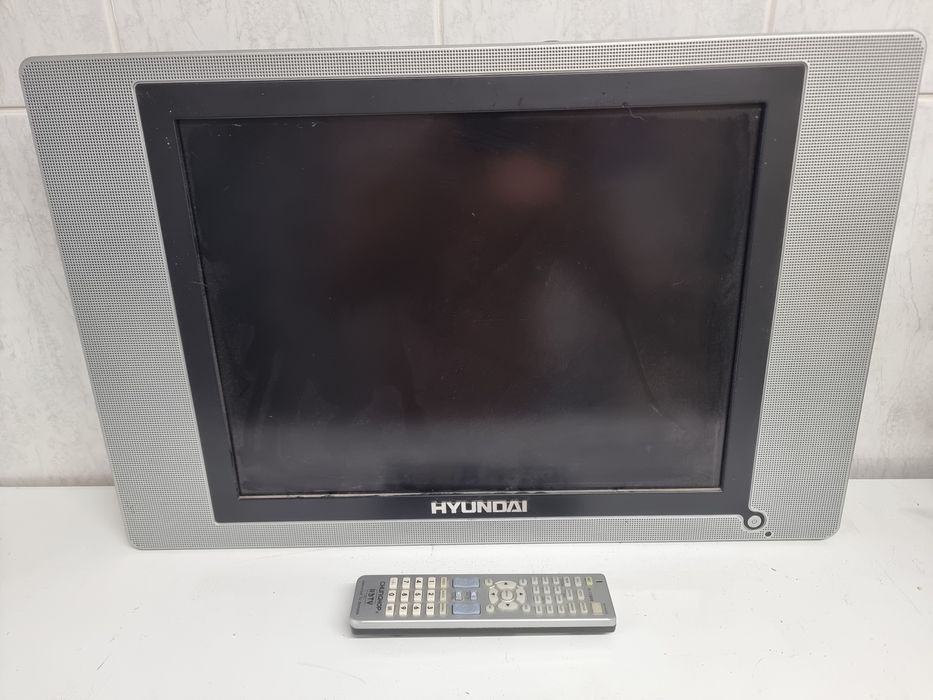 TV LCD HYUNDAI  c/ comando