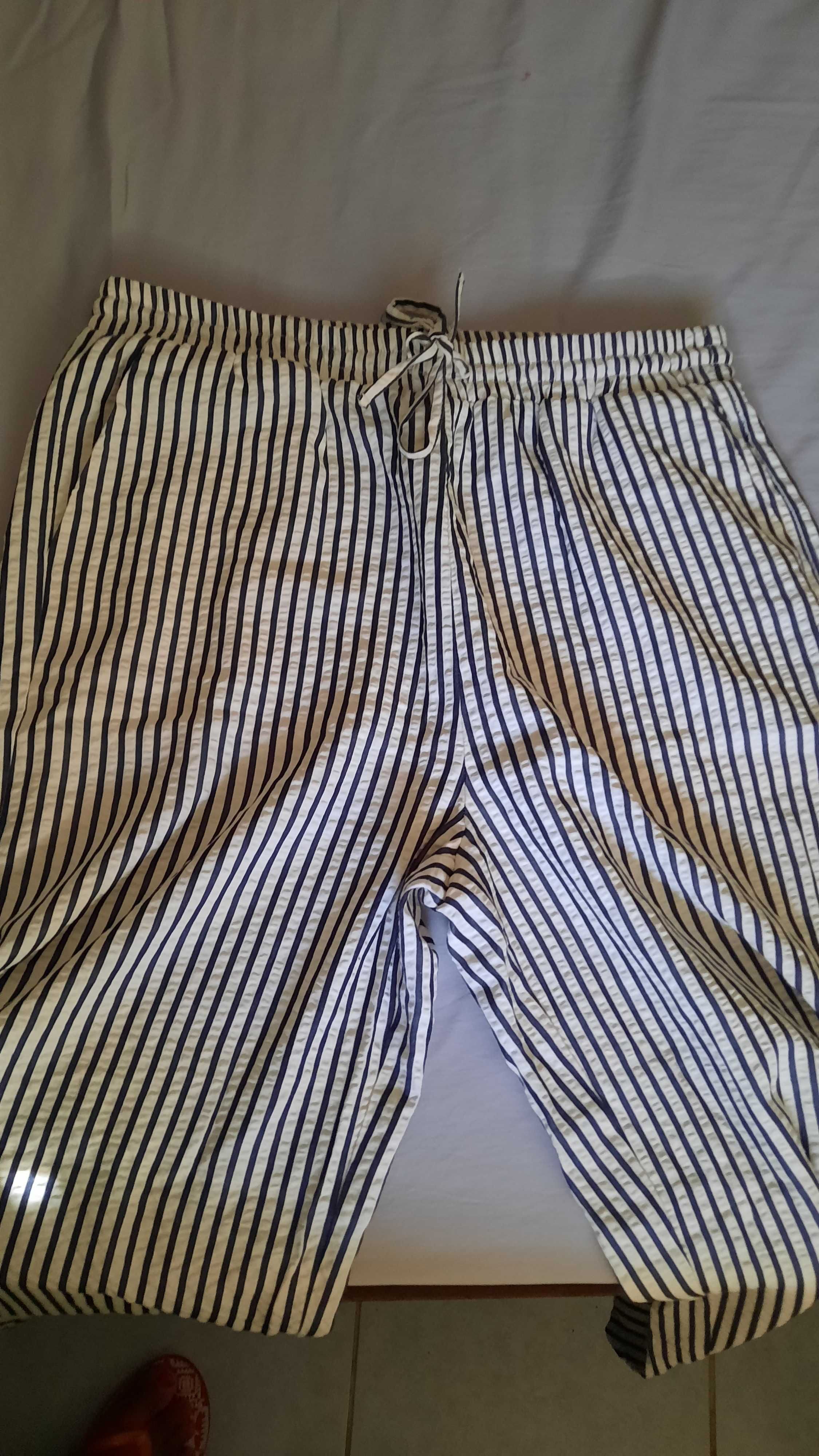 Calça às riscas azul e branco