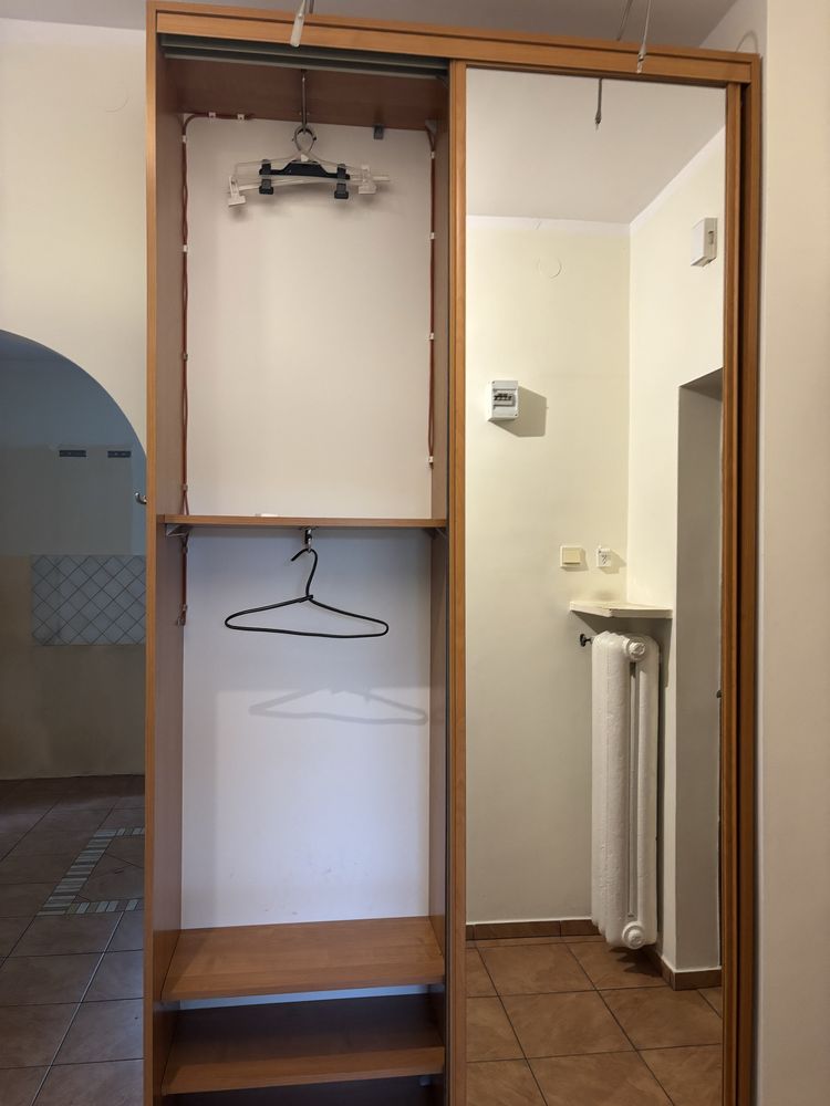 Szafa z przesuwnymi drzwiami