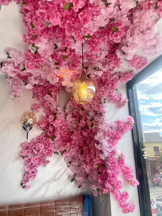 Дерева сакури,квіткове оформлення закладів ,квіткові стіни