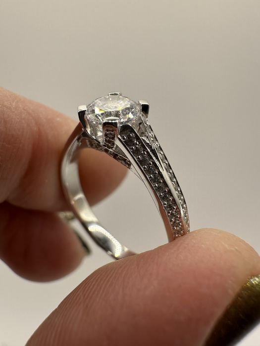 Каблучка з білого золота 585 проби від 4г.  Шикарна на заручини