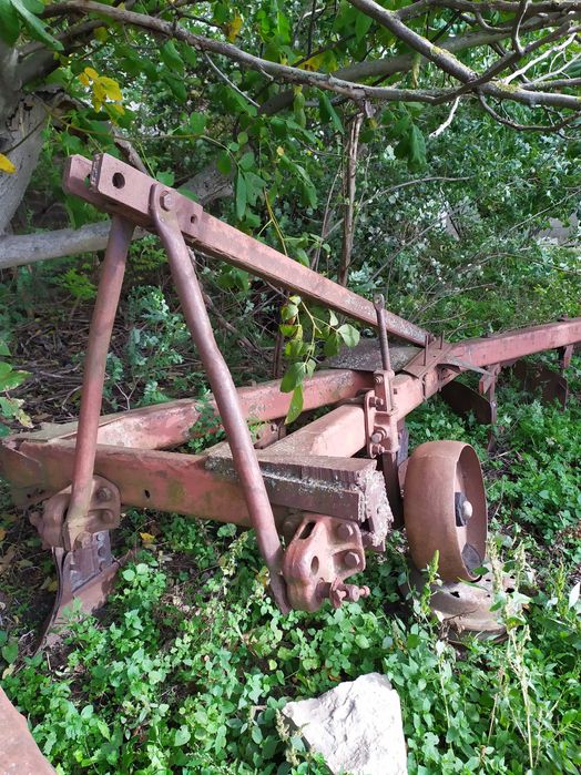 Трактор Т-150 гусеничний. Плуг окремо.