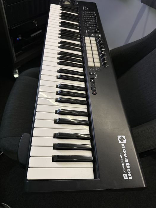 Teclado midi novation launchkey 61