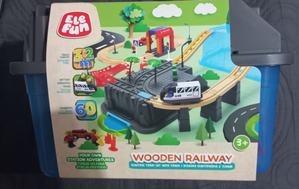 Drewniana kolejka elektryczna w pudełku