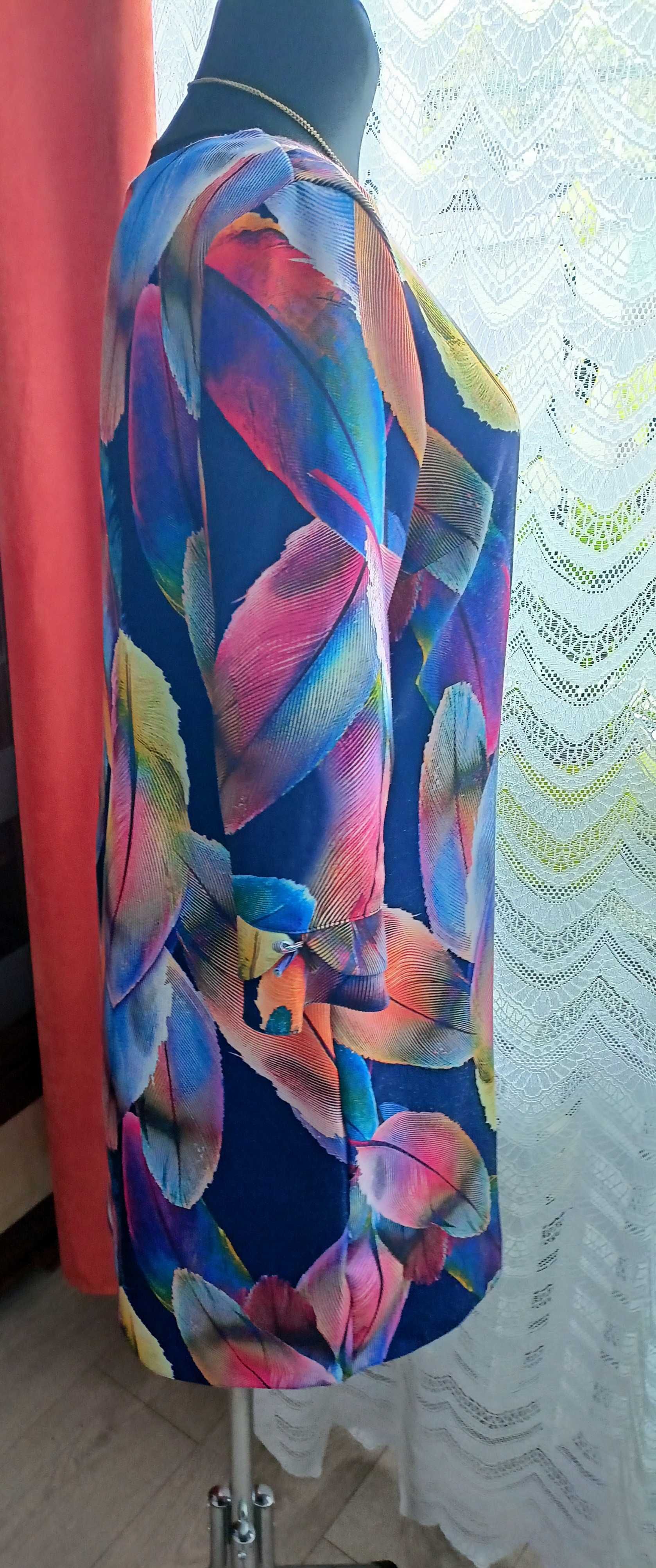 Sukienka prosta z rękawami 3/4 w kolorowe pióra Paula R