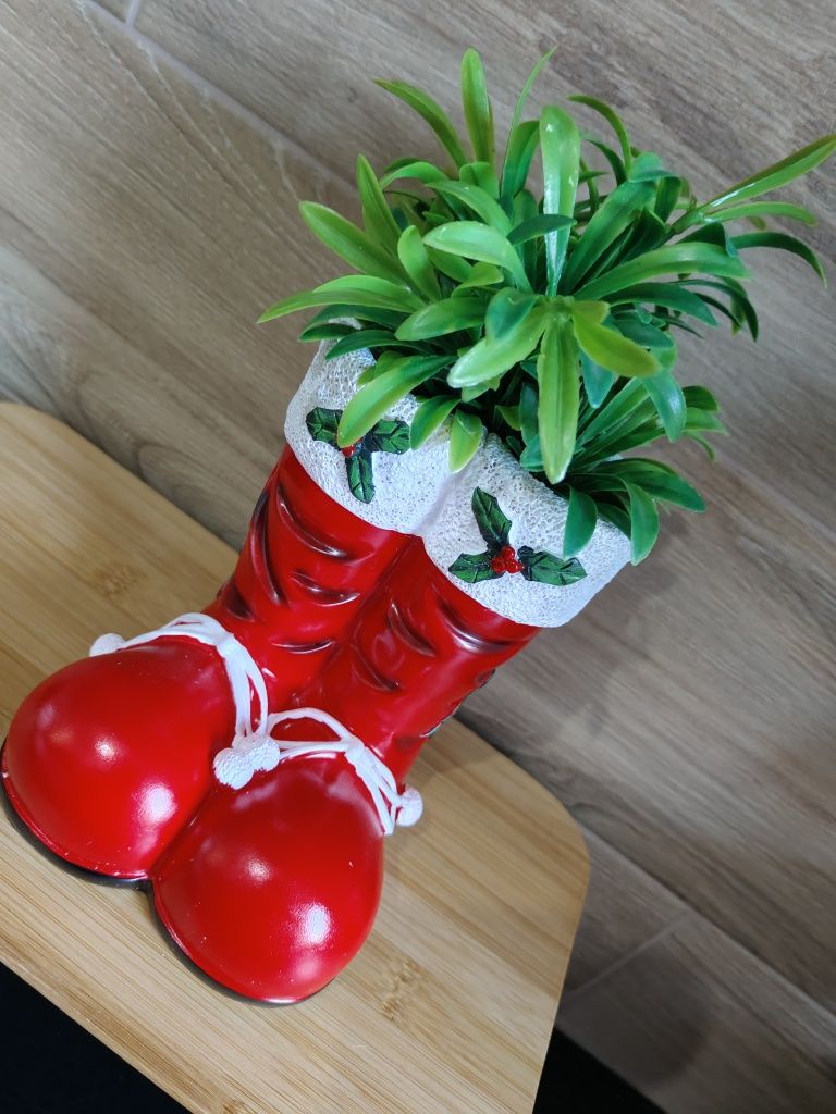 Czerwone świąteczne buciki ceramiczne