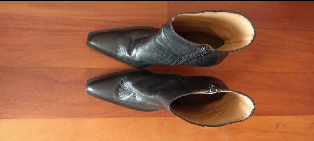 Botas bicudas, pouco acima do tornozelo, de pele, pretas, tamanho 37
