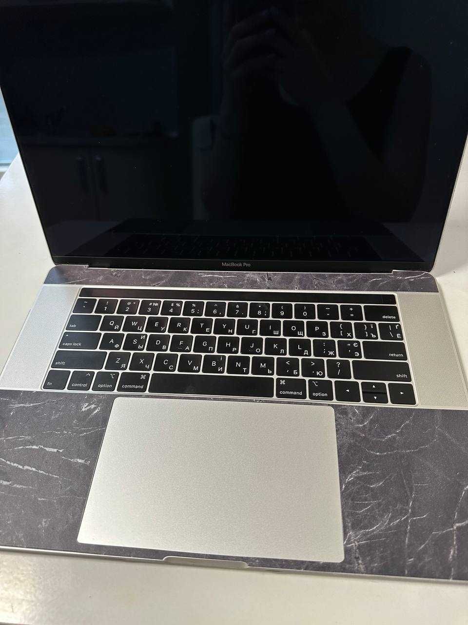 Macbook Pro 15 2018 / 250 gb / 16 ram