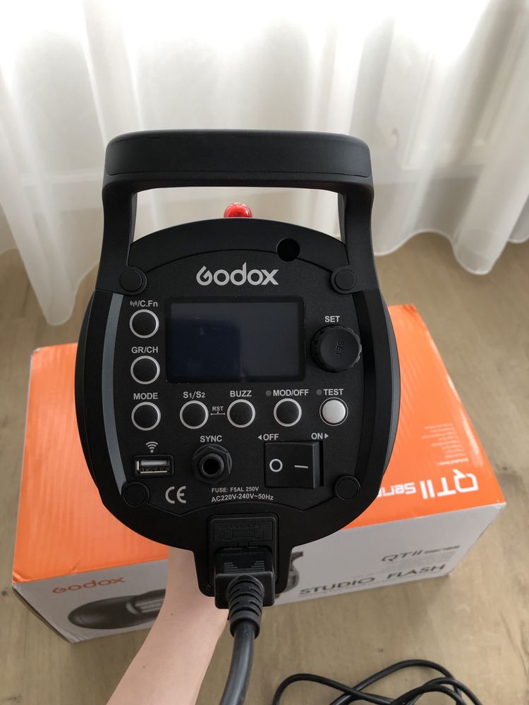 Студийная вспышка Godox QT-400 II M