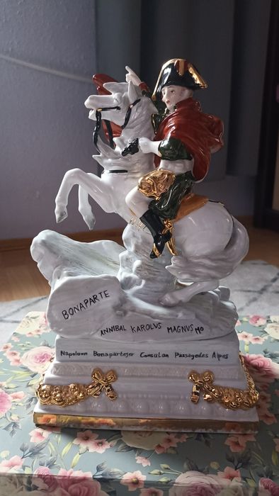 Figurka Napoleon Bonaparte przekracza Alpy
