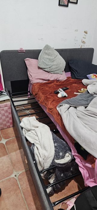 Cama de casal em bom estado