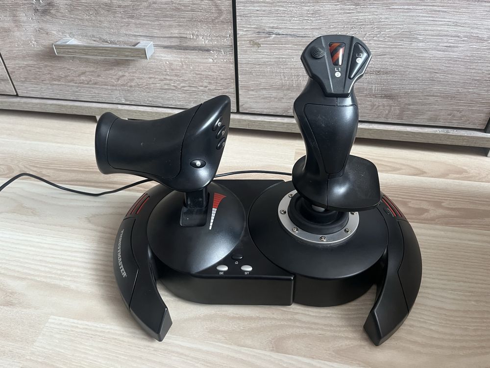 Logitech g29.     Joystick thrustmaster hotas X