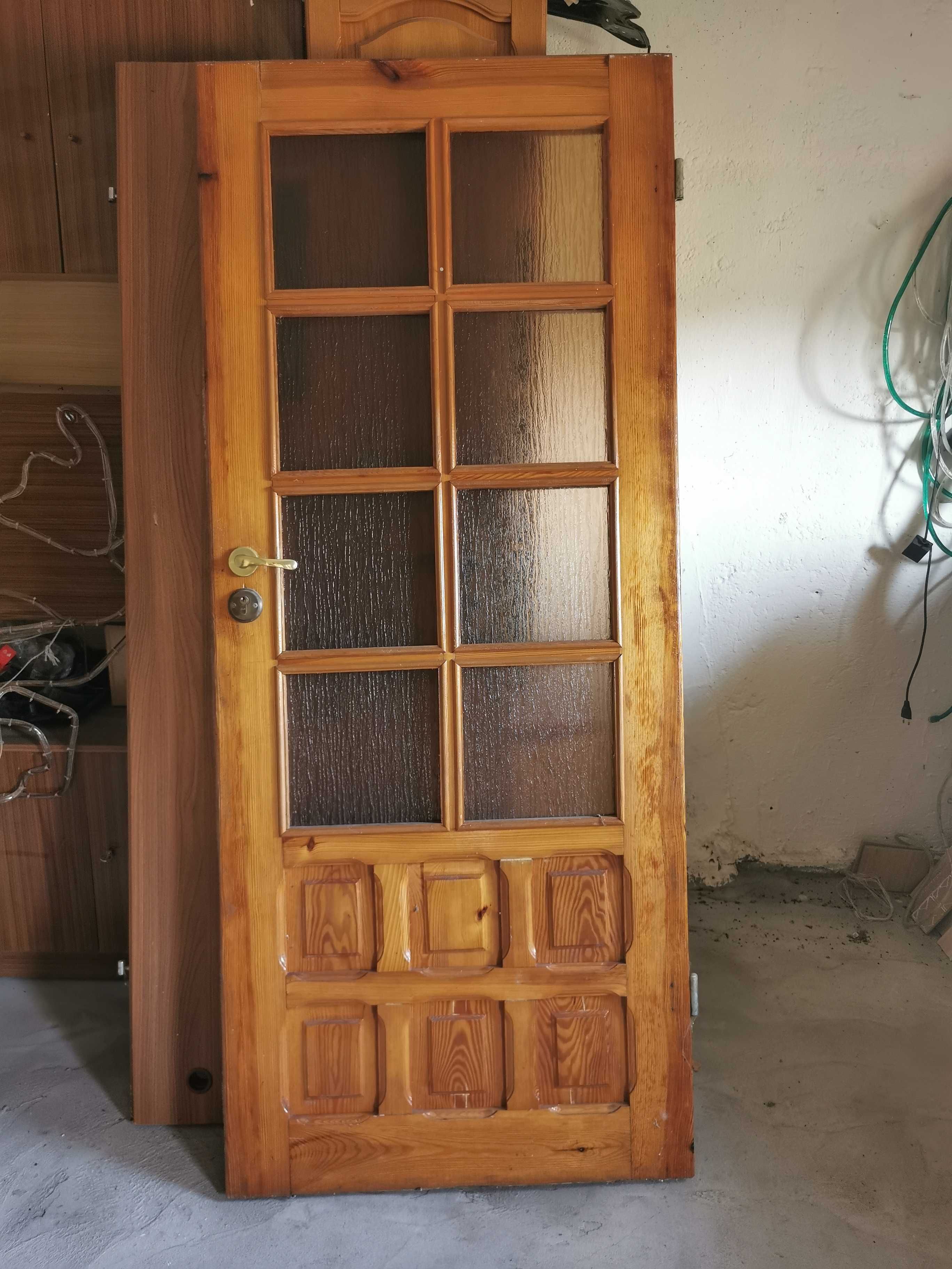 Drzwi drewniane prawostronne z pleksą